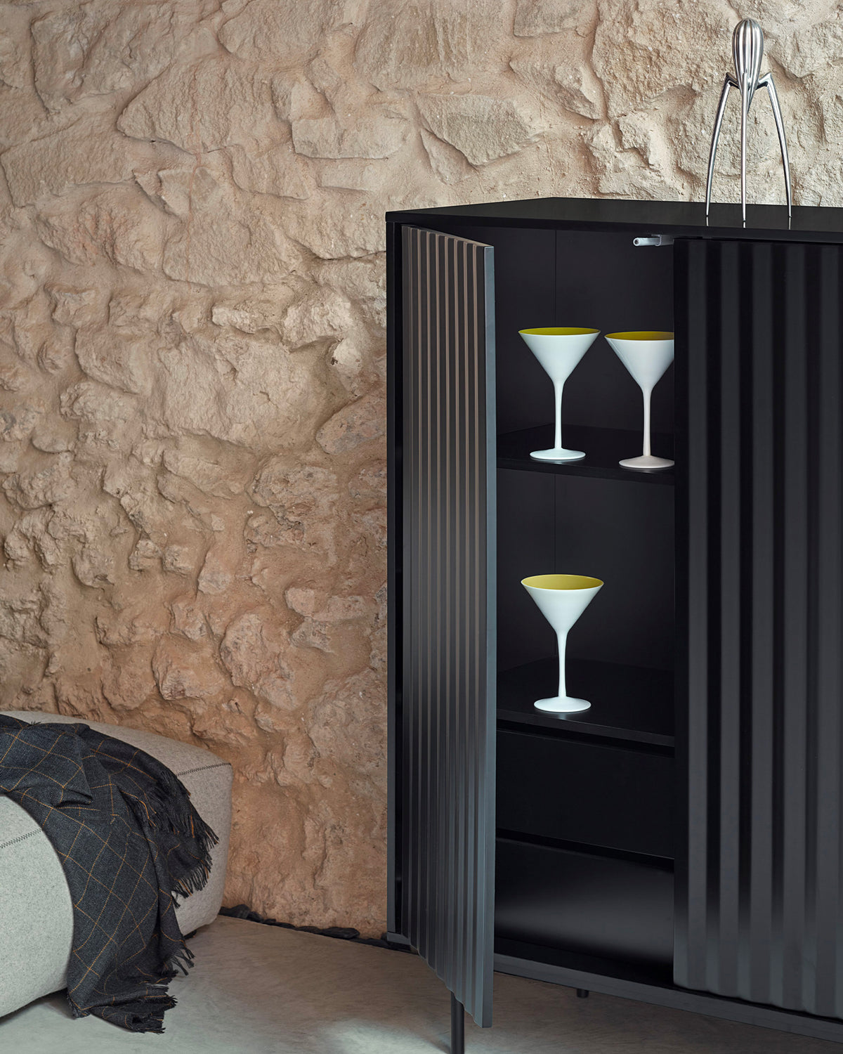 Credenza alta con frontali a rilievo Sierra