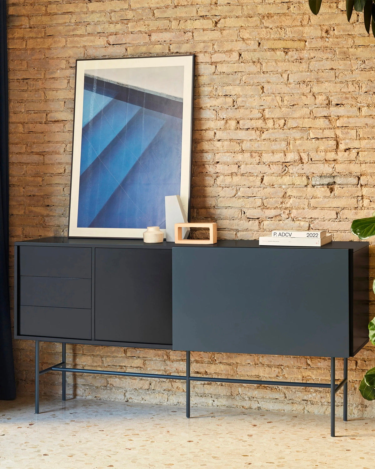 Credenza grande con anta scorrevole Nube