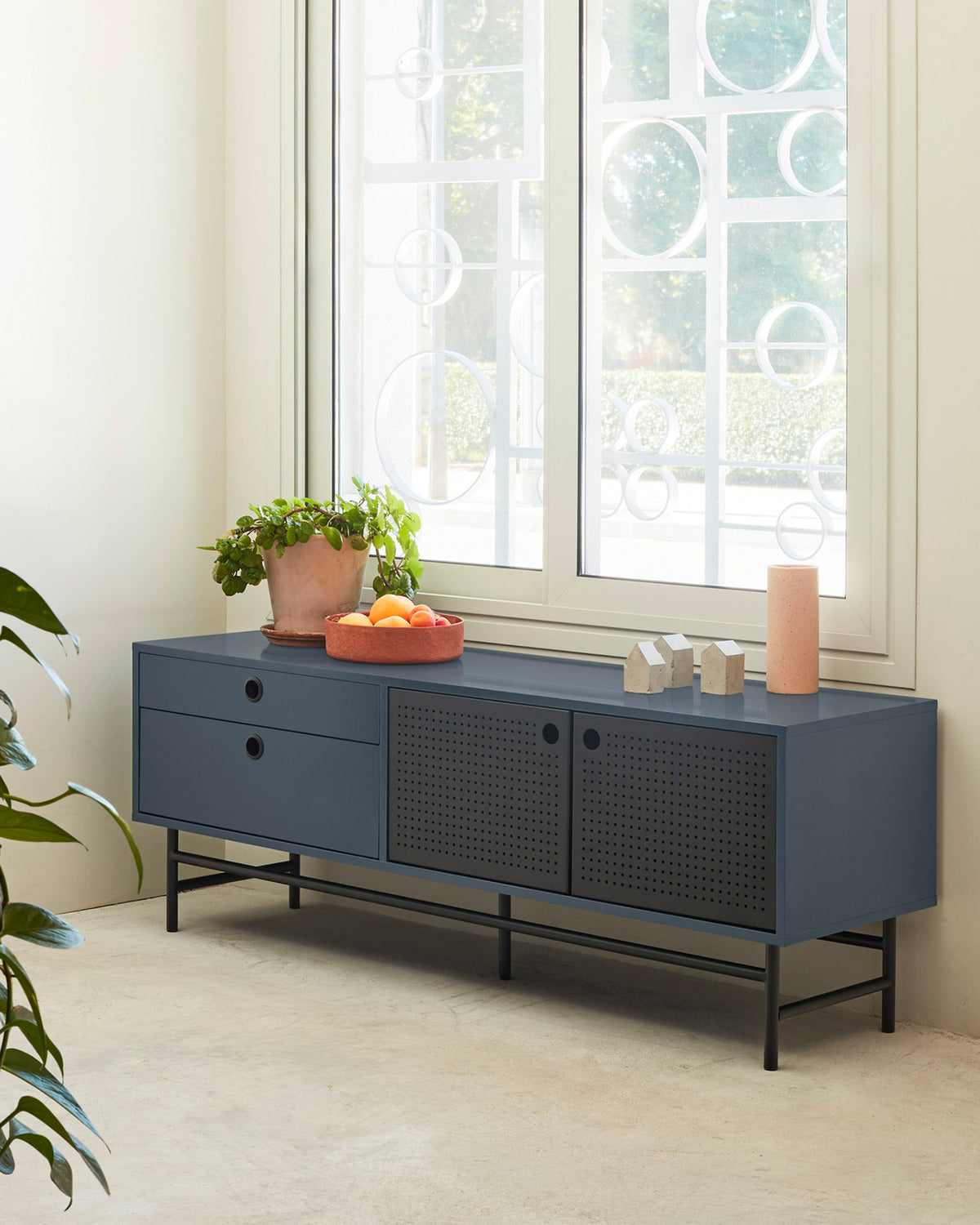 Mobile TV piccolo con ante in metallo forato Punto