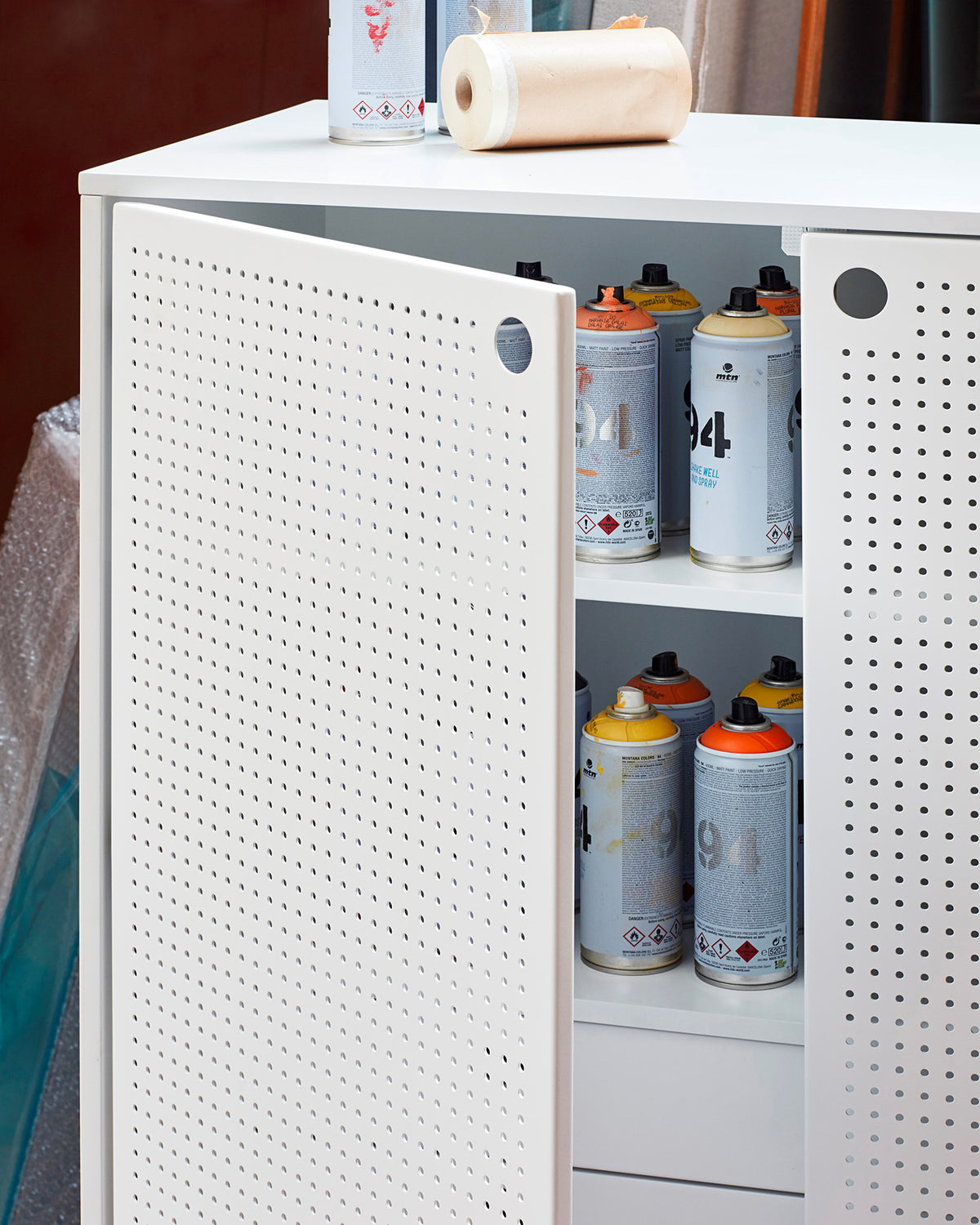Credenza alta con ante in metallo forato Punto