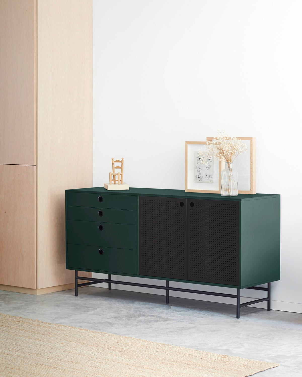 Credenza con ante in metallo forato Punto
