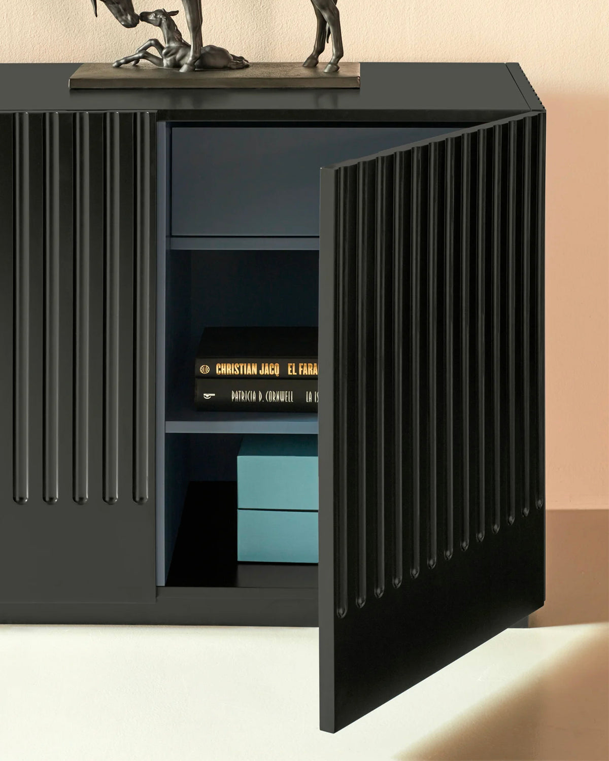 Credenza grande con ante scanalate Doric