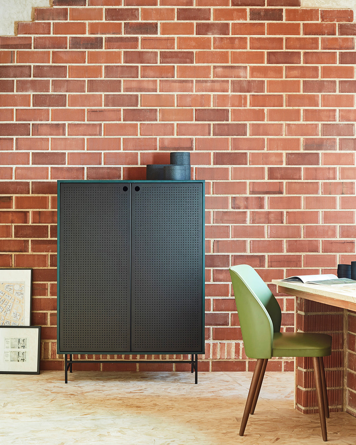 Credenza alta con ante in metallo forato Punto