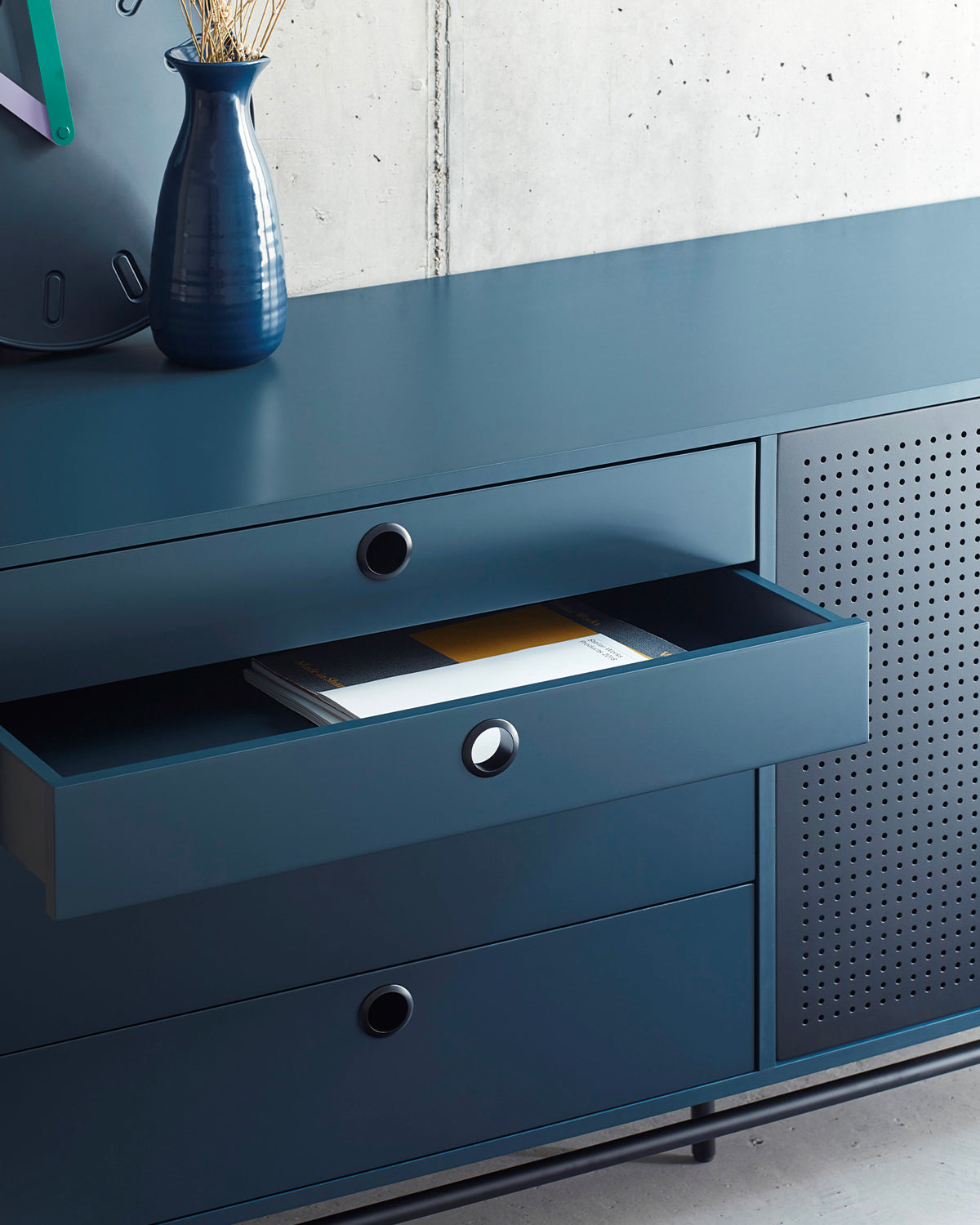 Credenza con ante in metallo forato Punto