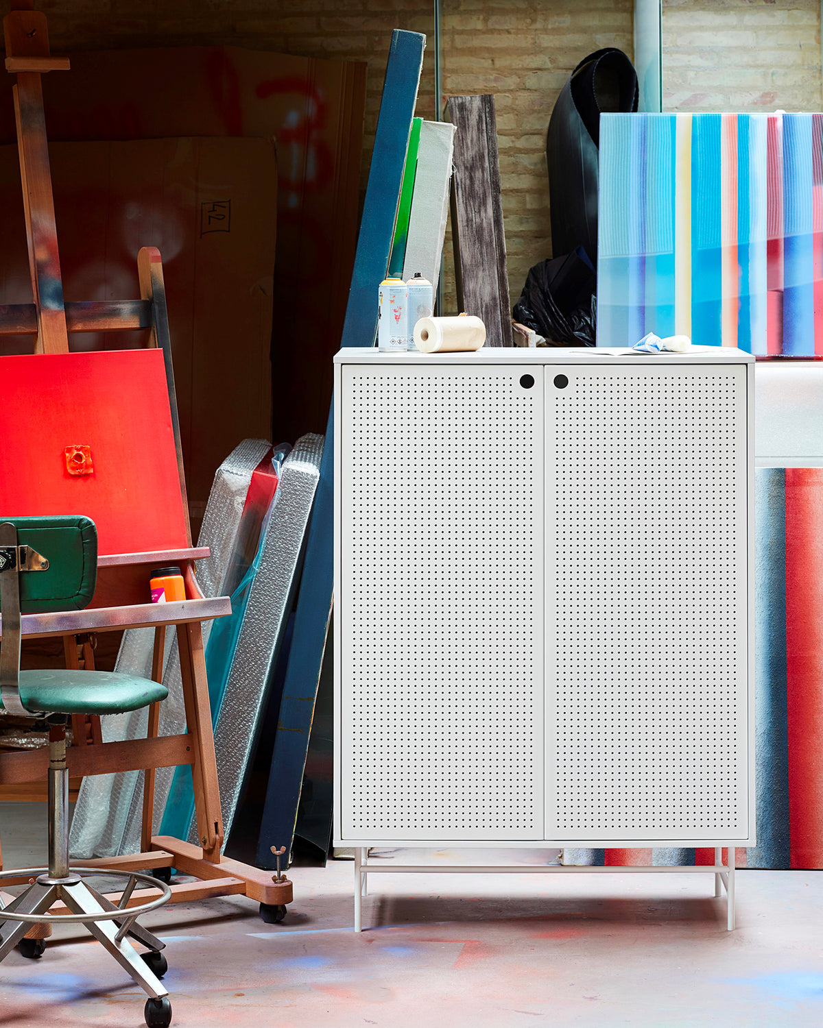 Credenza alta con ante in metallo forato Punto