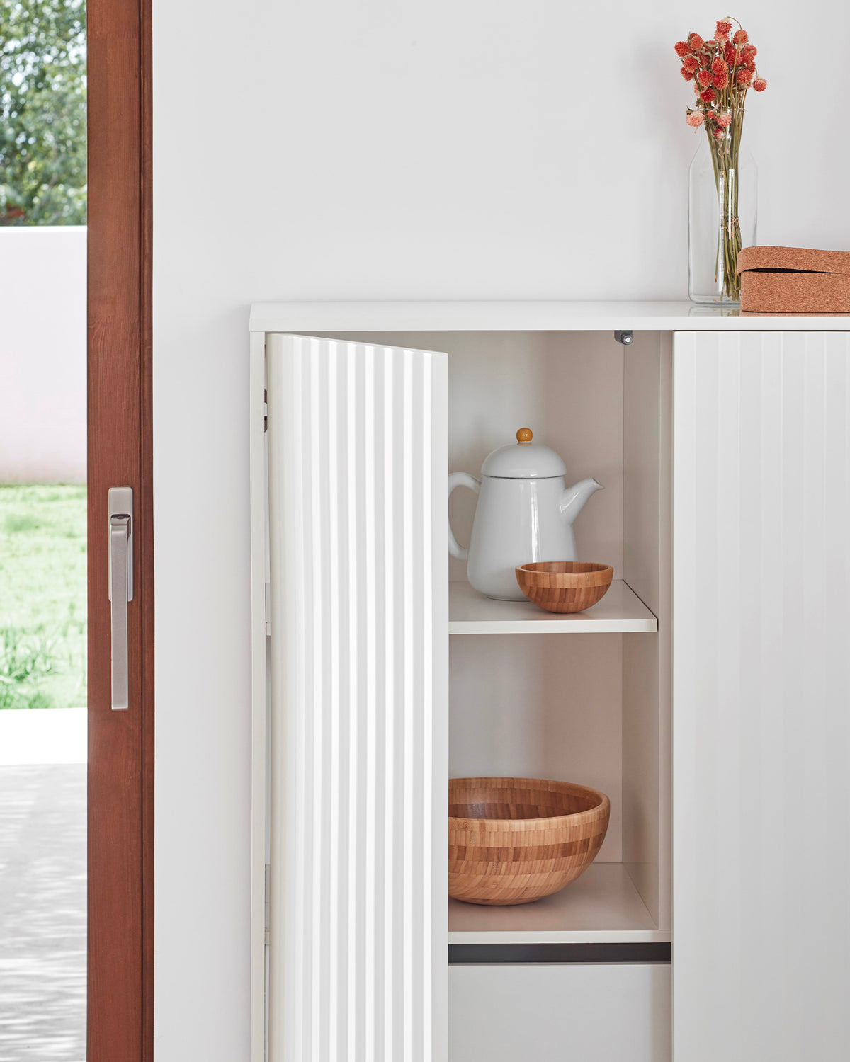 Credenza alta con frontali a rilievo Sierra