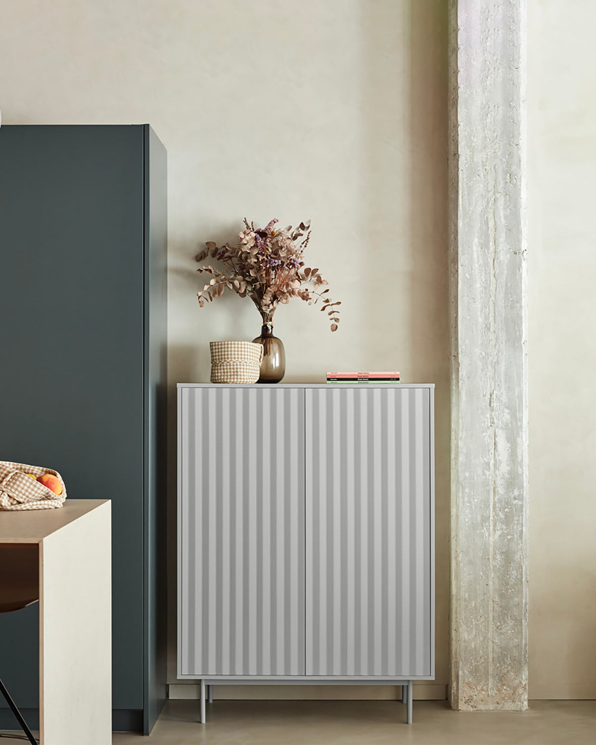 Credenza alta con frontali a rilievo Sierra