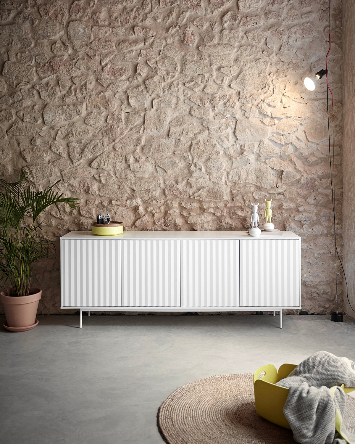Credenza grande con frontali a rilievo Sierra