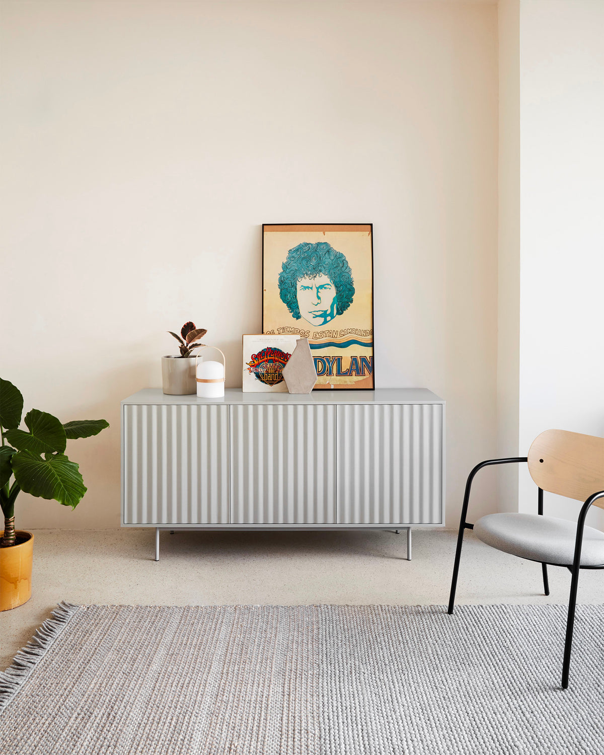 Credenza con frontali a rilievo Sierra