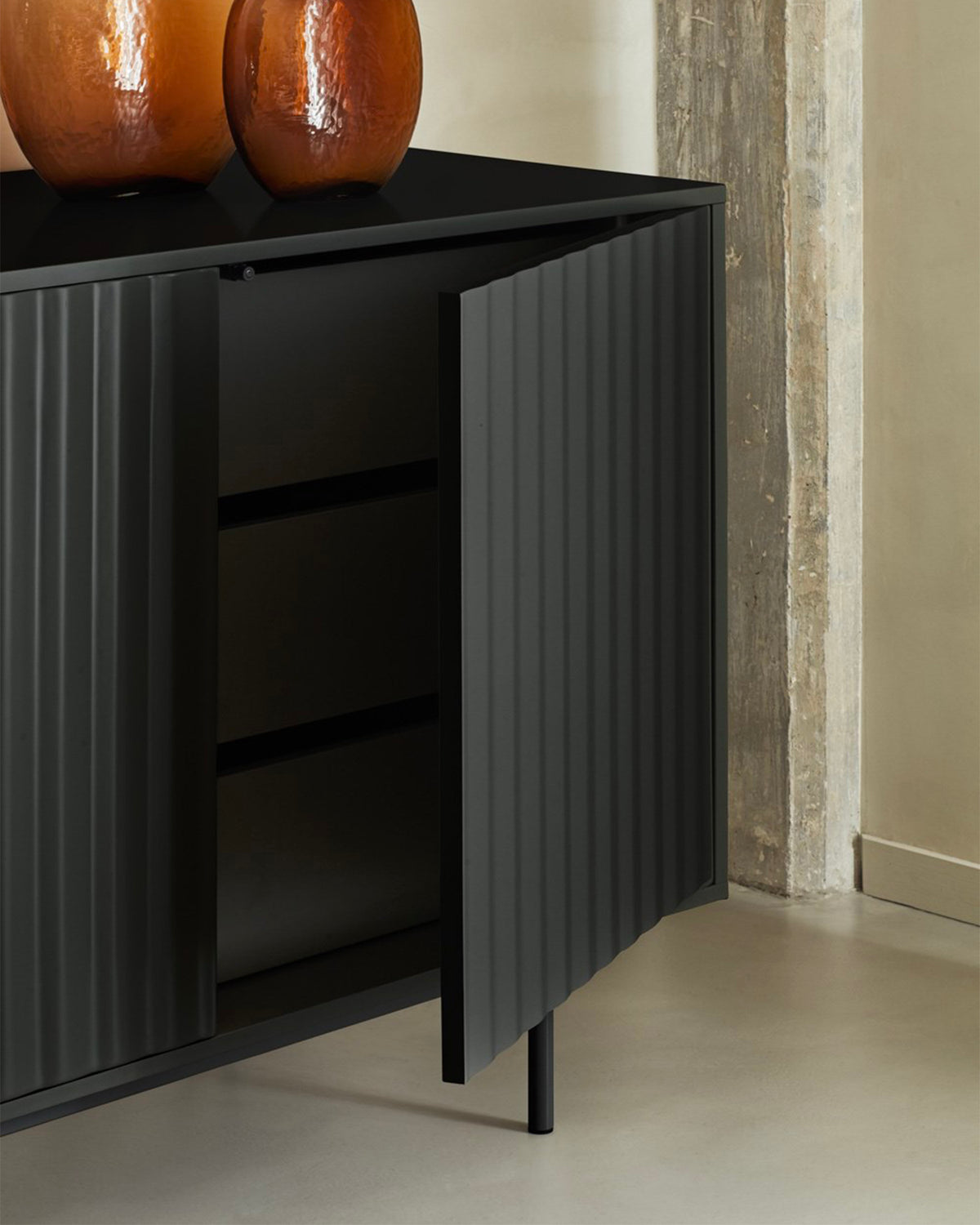 Credenza grande con frontali a rilievo Sierra