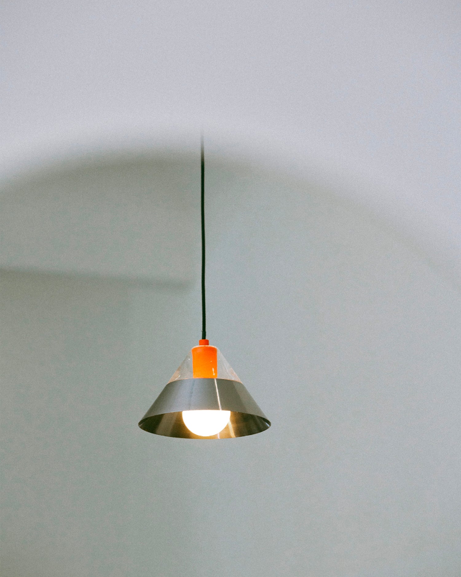 Lampada a sospensione in vetro e acciaio Fifty Fifty