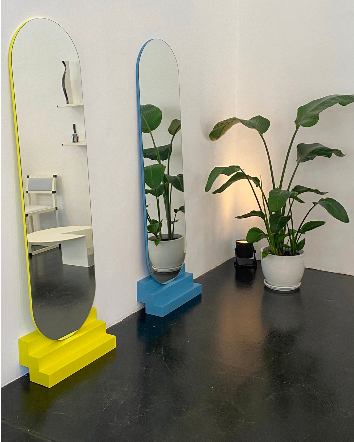 Specchio alto da parete con base Nonchalant