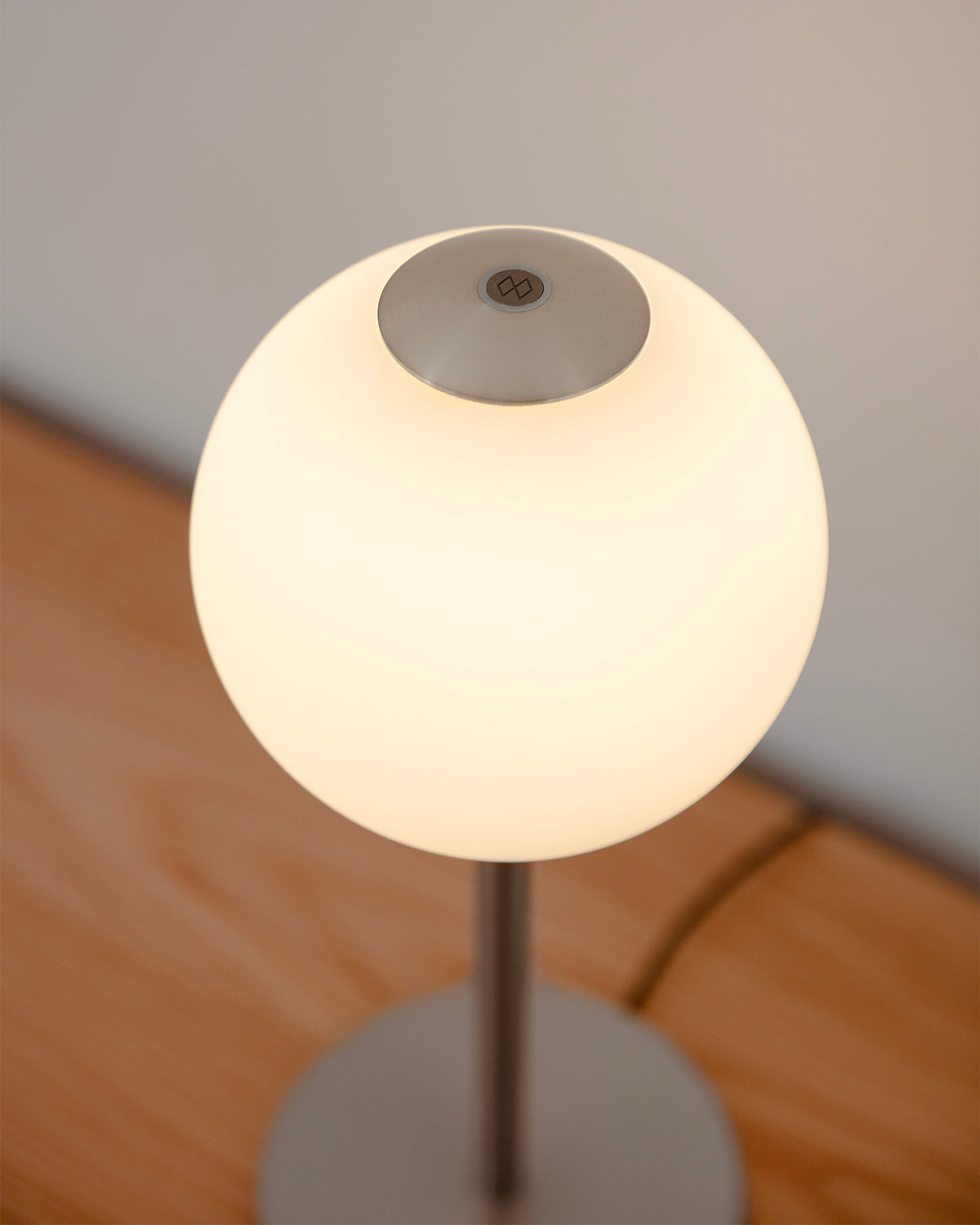 Lampada da tavolo in vetro opale Audrey