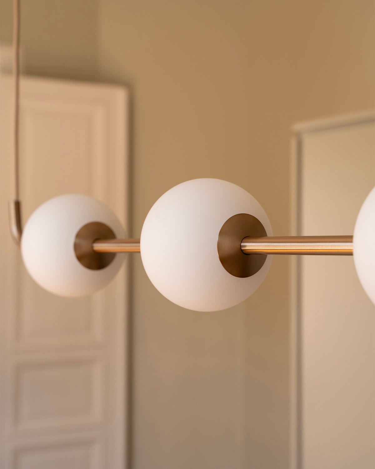 Lampada a sospensione lineare in vetro opale Audrey Linear