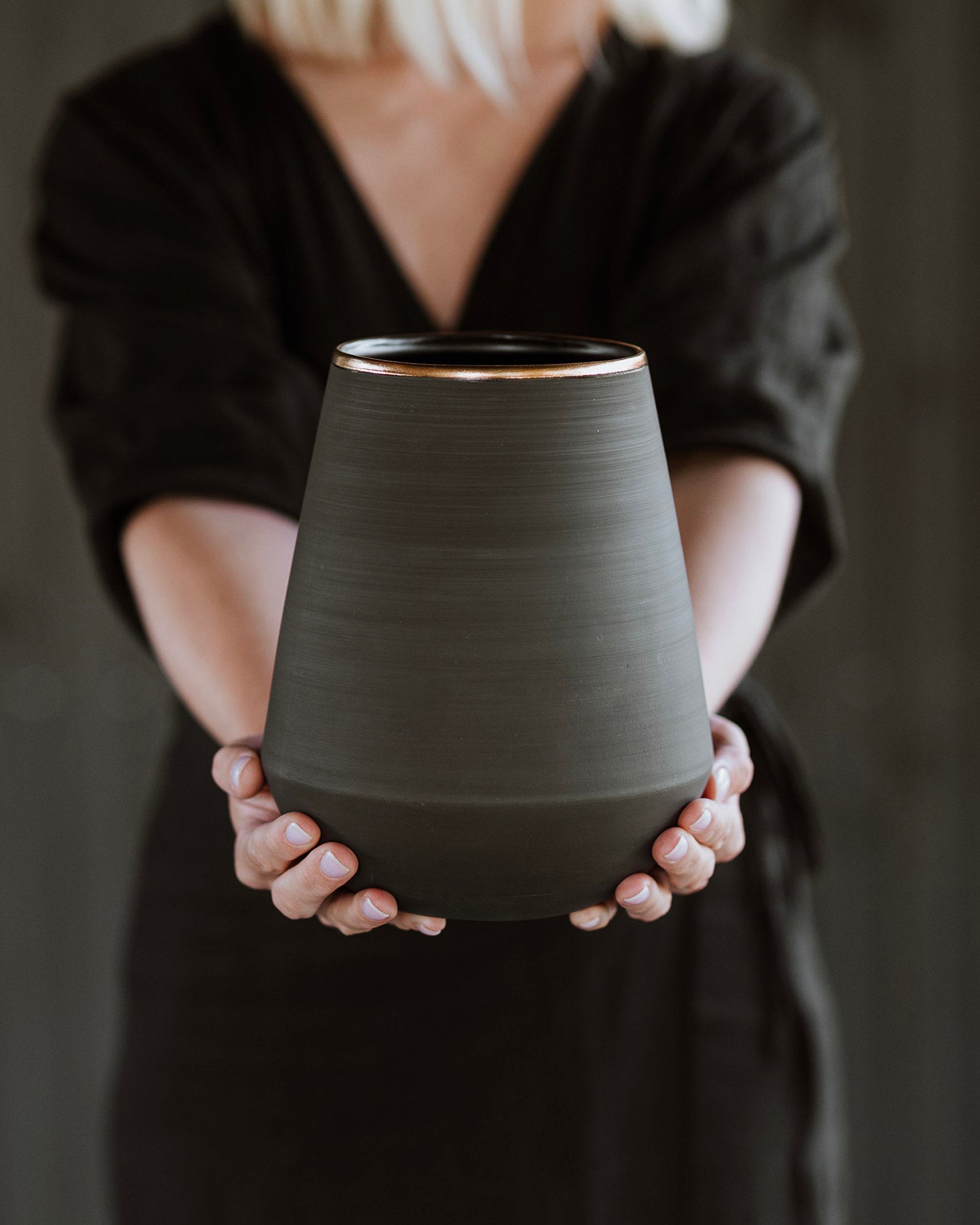 Vaso in terracotta nera con bordo oro Eclipse