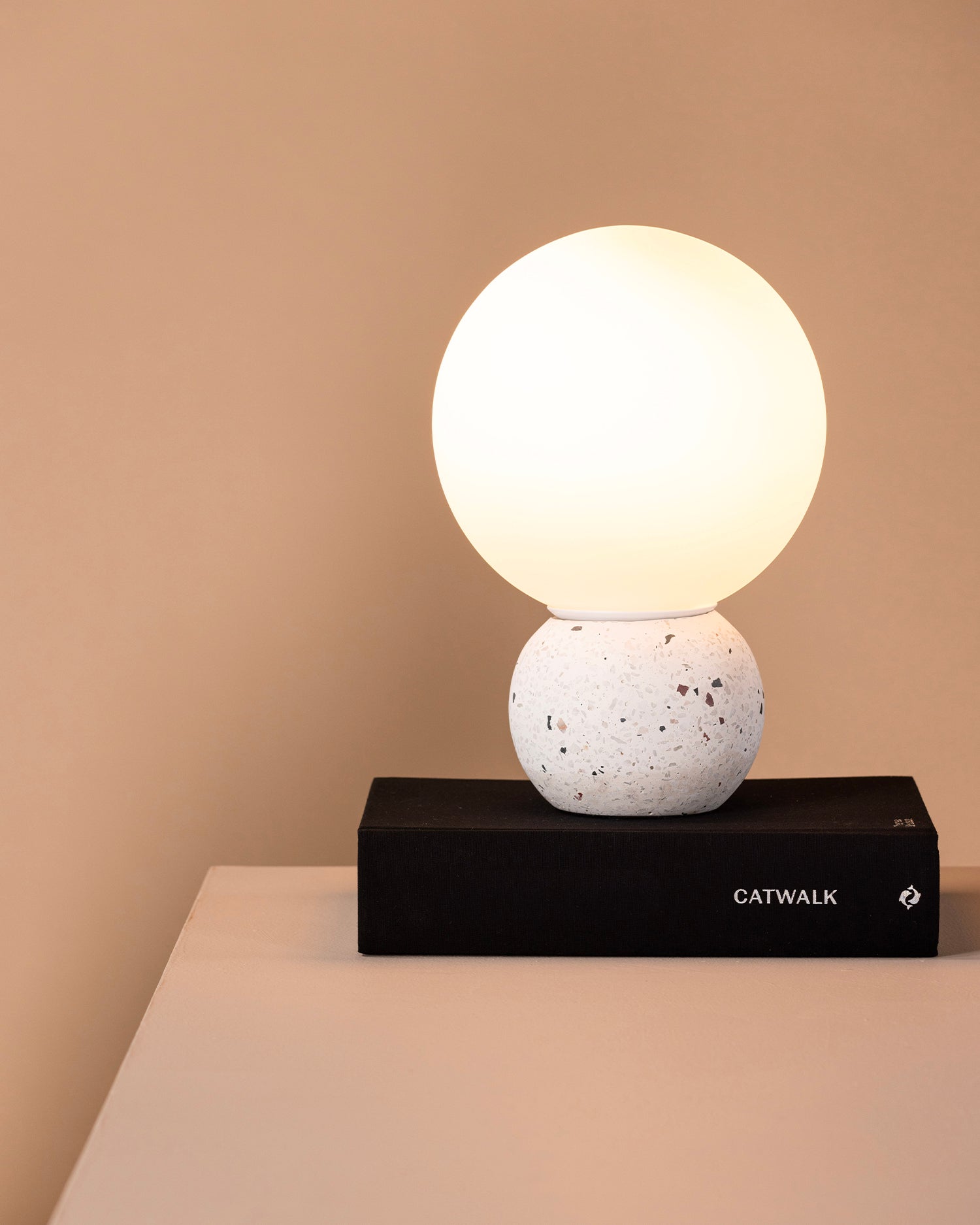 Lampada da tavolo con base terrazzo e paralume in vetro Metz