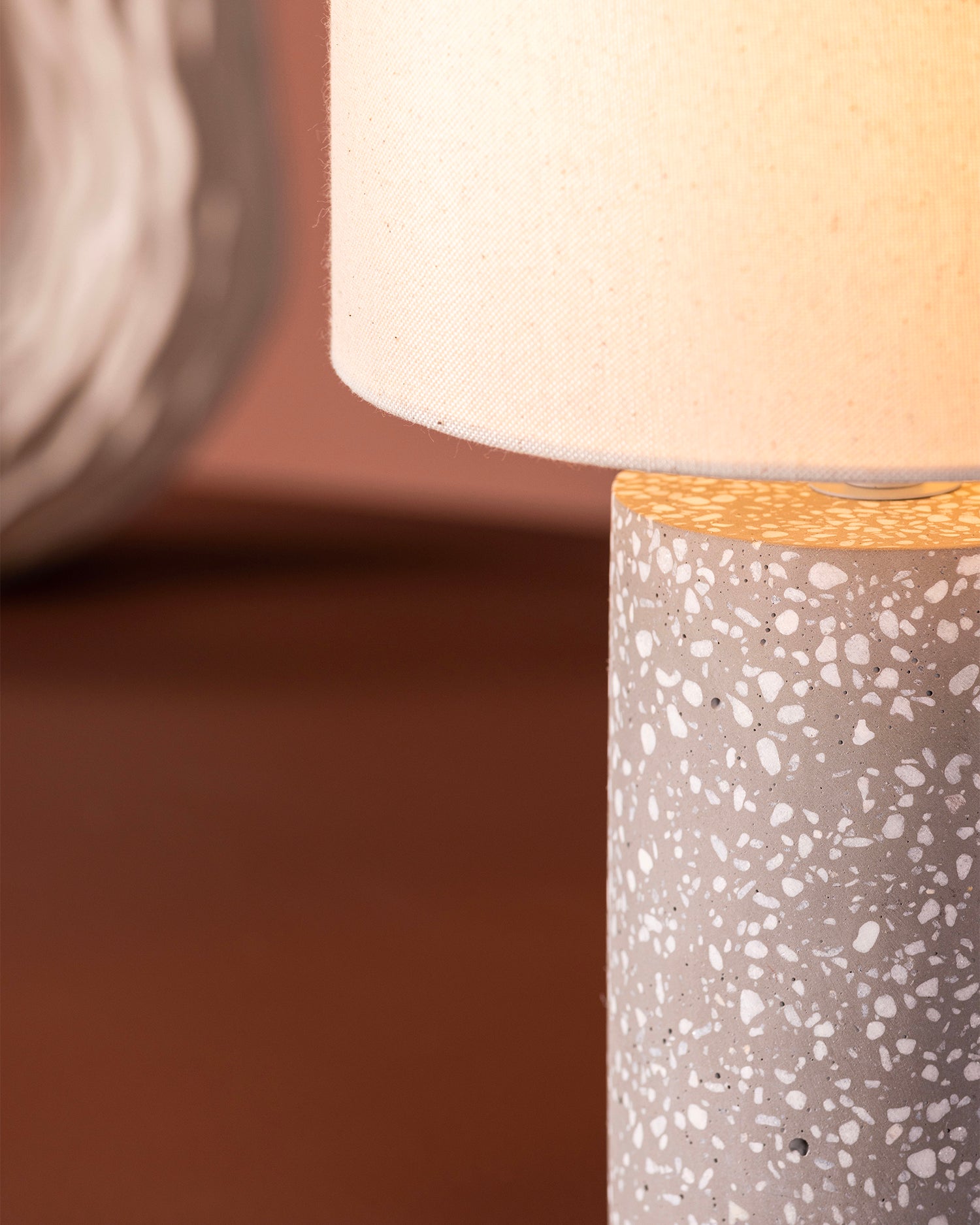 Lampada da tavolo con base terrazzo e paralume in tessuto Dijon