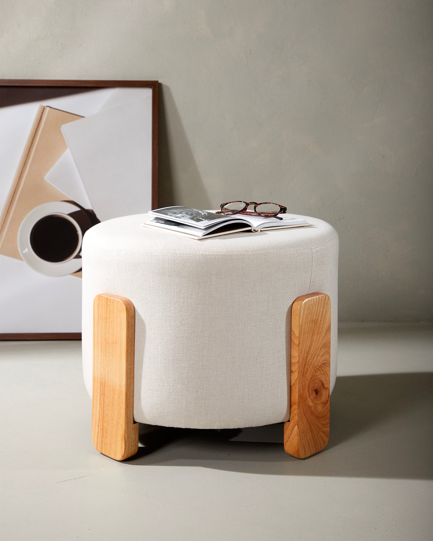 Pouf imbottito in lino con piedini in legno Coffey