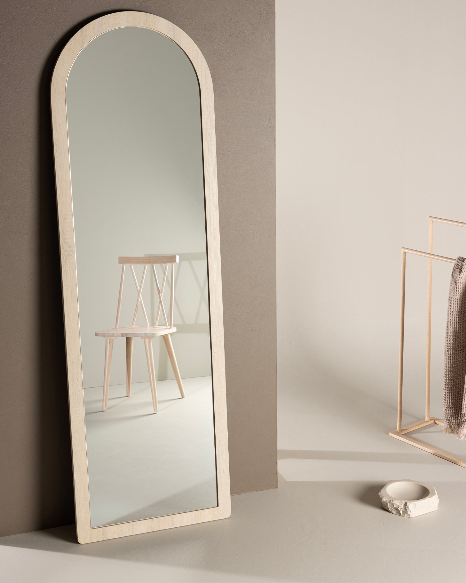 Specchio da parete grande con cornice in legno Memphis