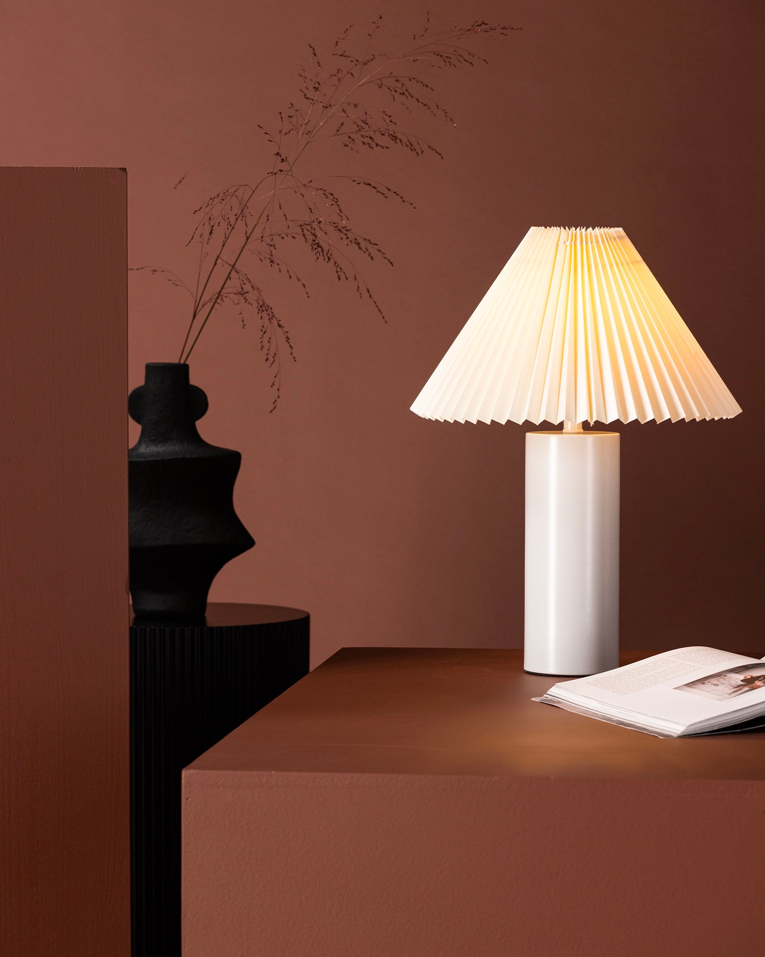 Lampada da tavolo con paralume plissé e base in metallo Largin