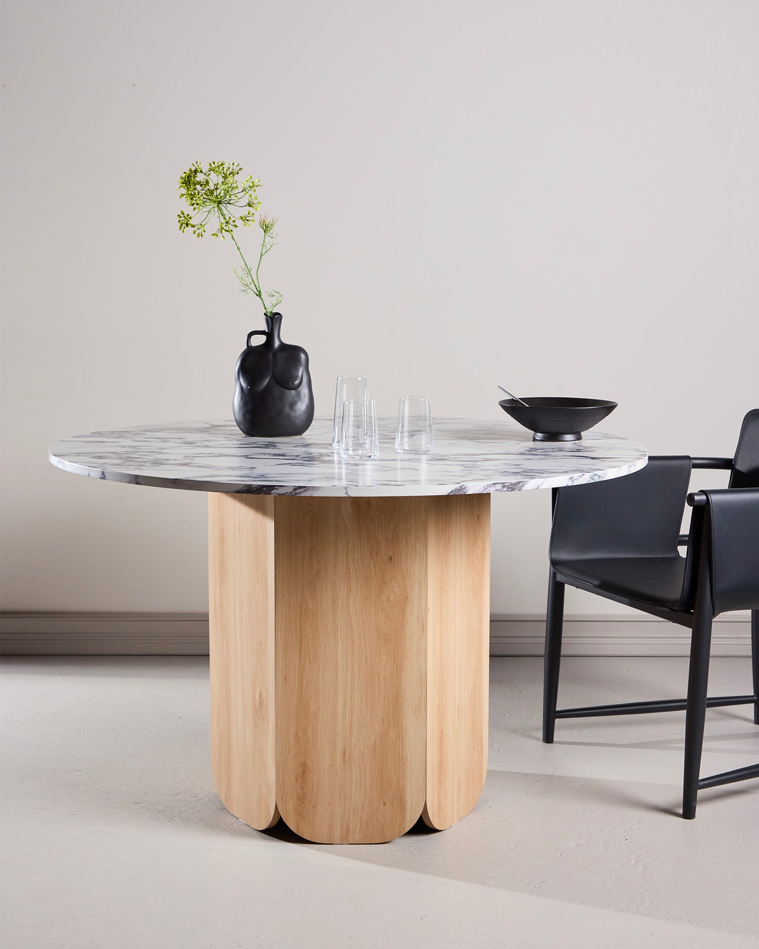 Tavolo da pranzo rotondo con piano effetto marmo Tekla