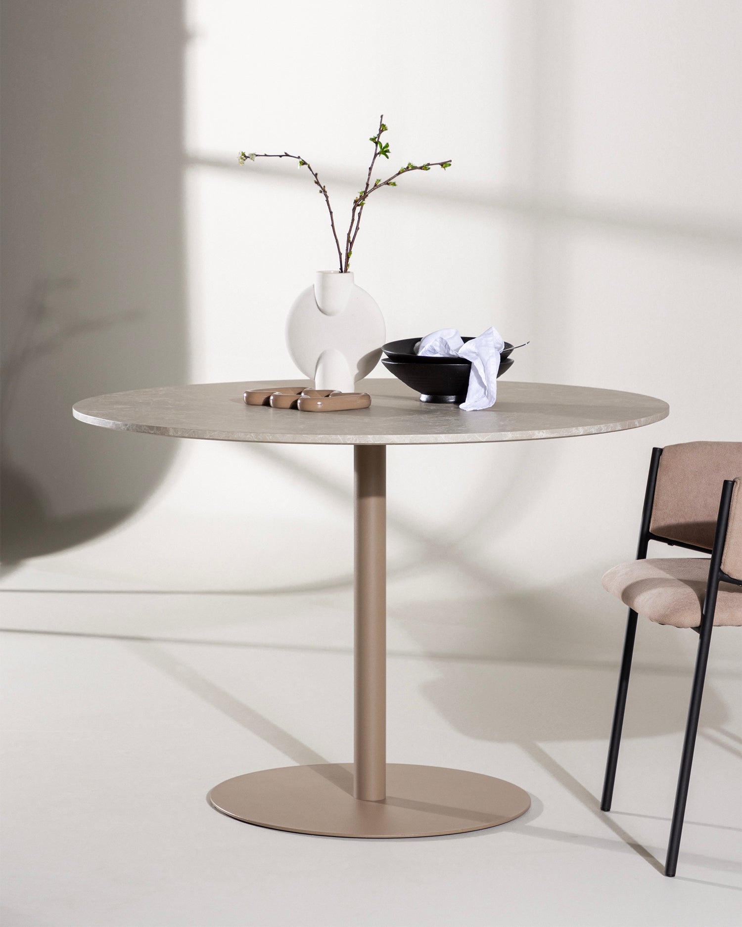 Tavolo da pranzo rotondo con piano effetto marmo Lycke