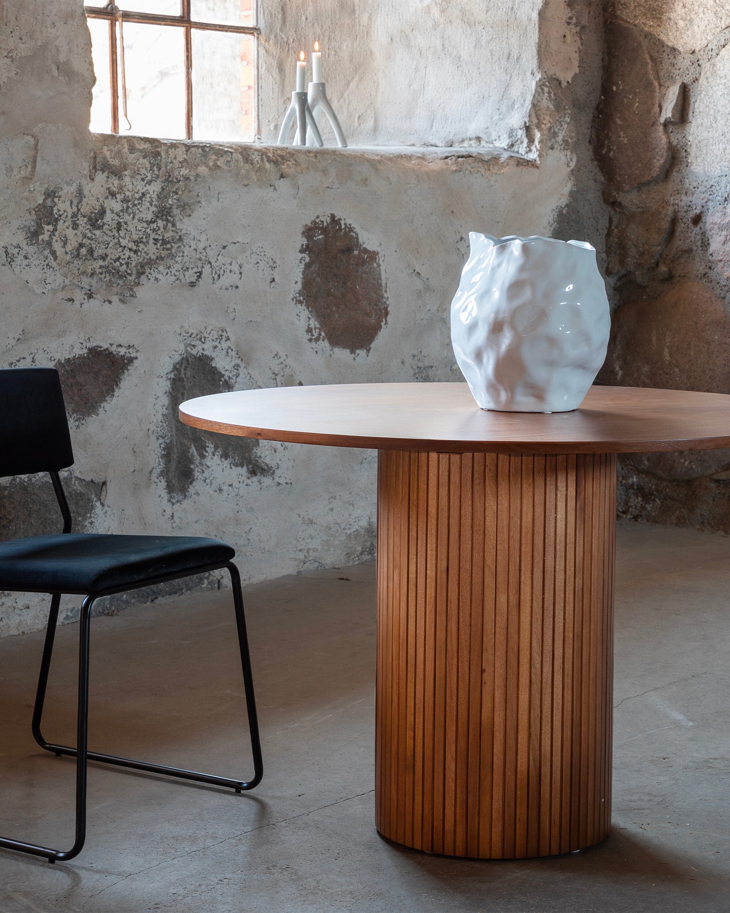 Tavolo da pranzo rotondo con base scanalata Bianca