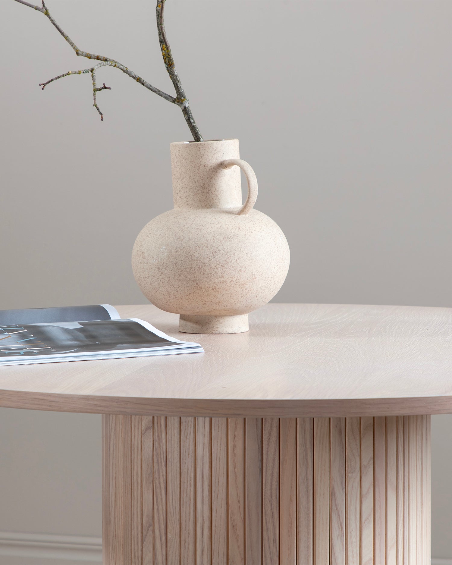 Tavolo da pranzo rotondo con base scanalata Bianca