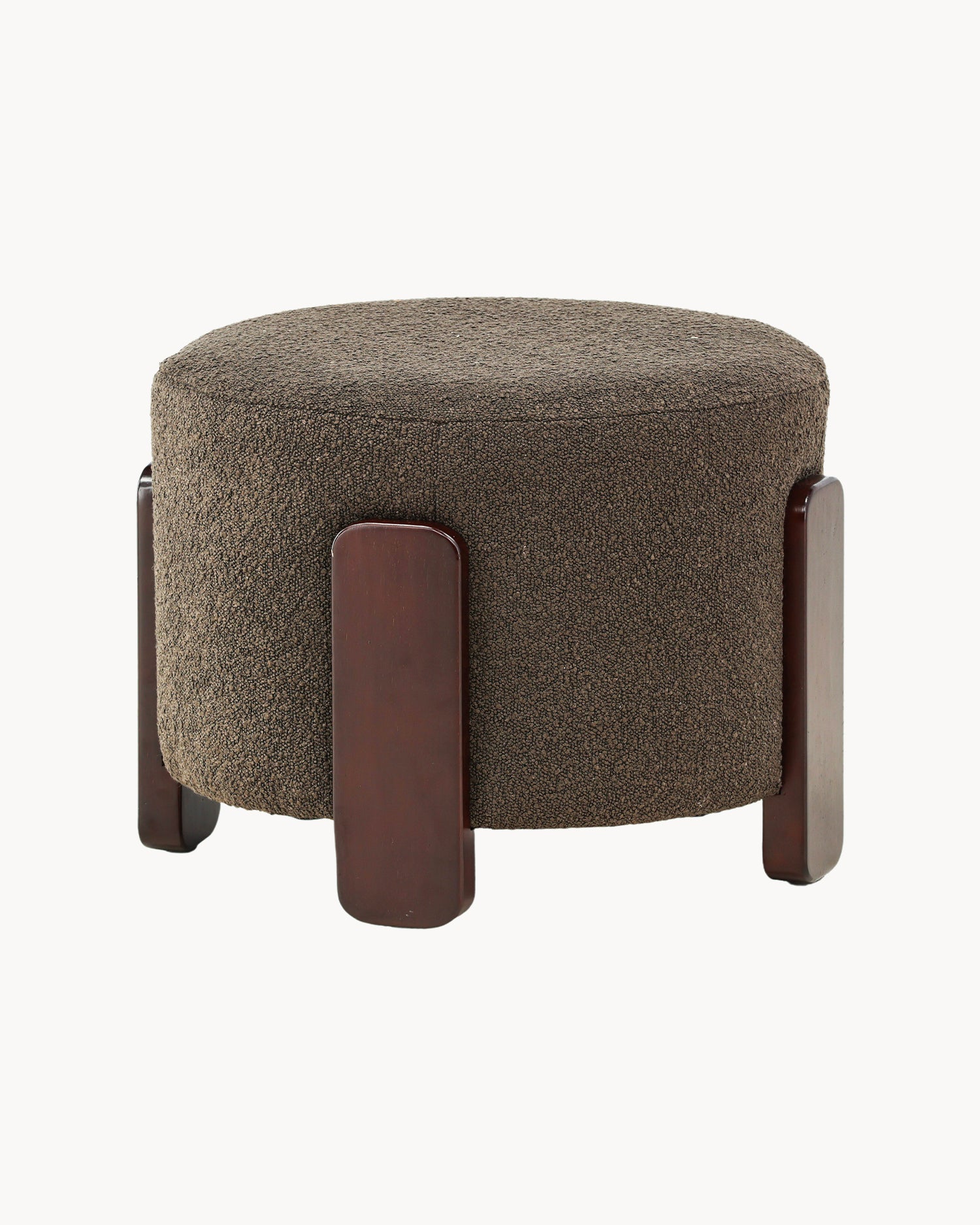 Pouf imbottito in bouclè con piedini in legno Coffey