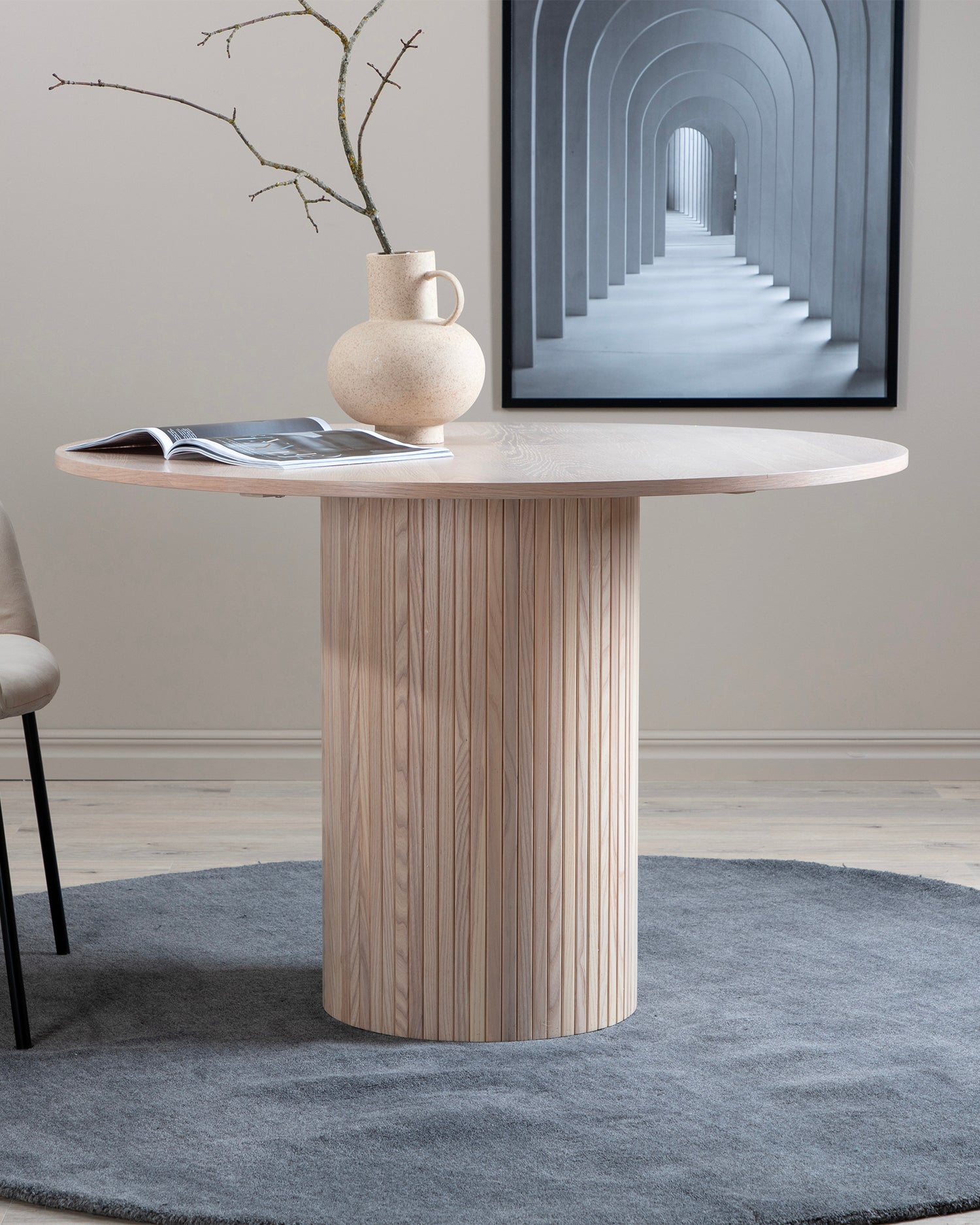 Tavolo da pranzo rotondo con base scanalata Bianca