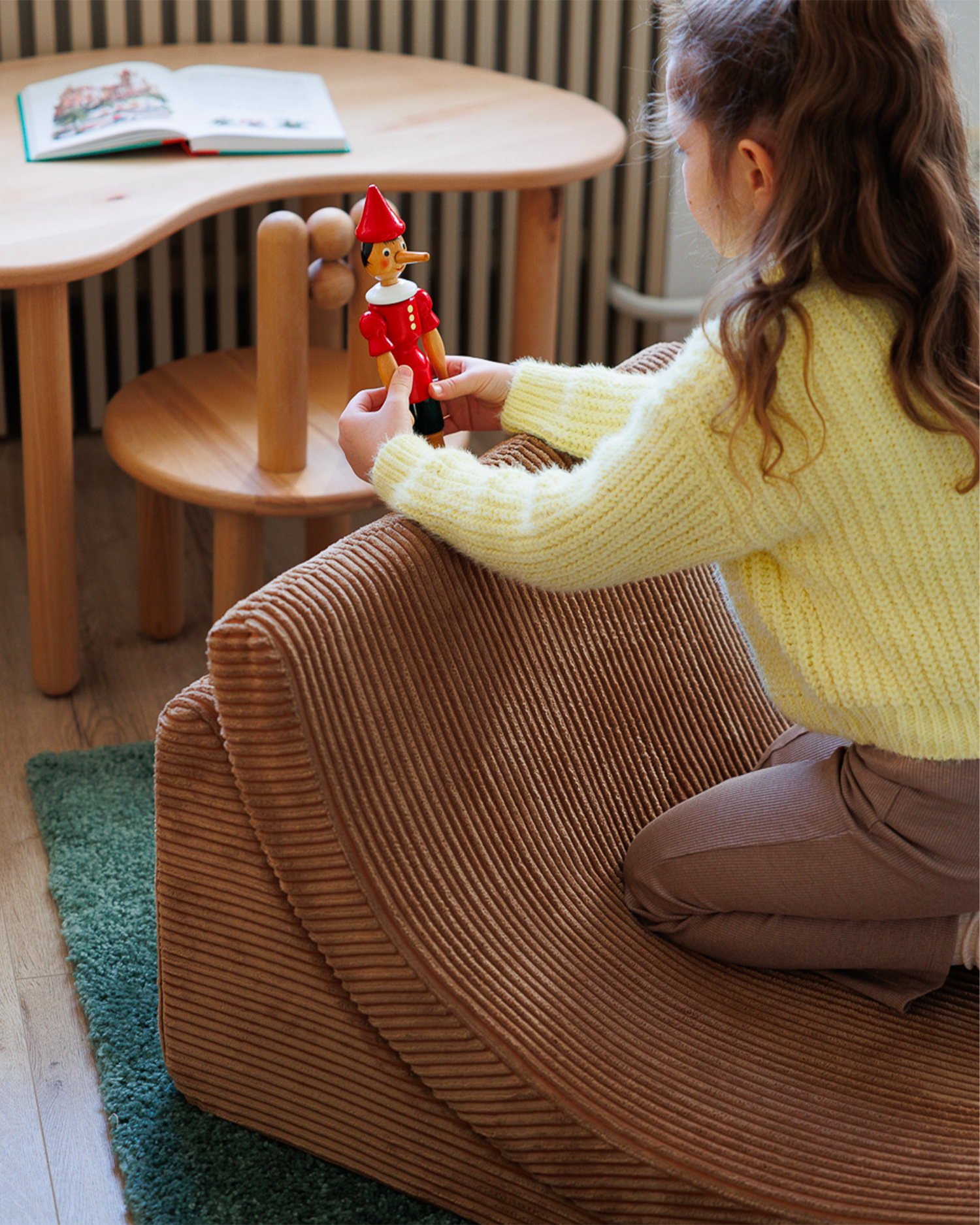 Poltrona per bambini in velluto Moon, marrone