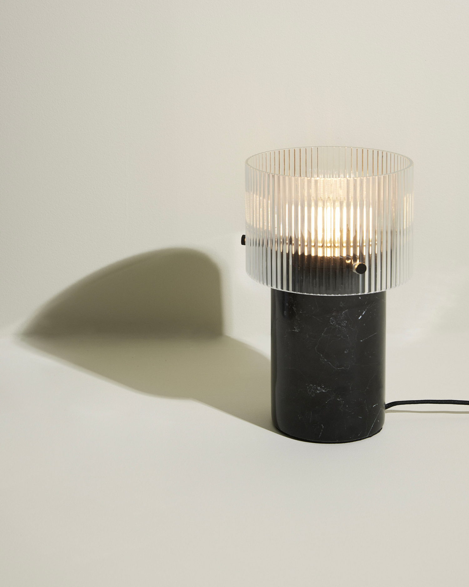 Lampada da tavolo in marmo e vetro Revolve